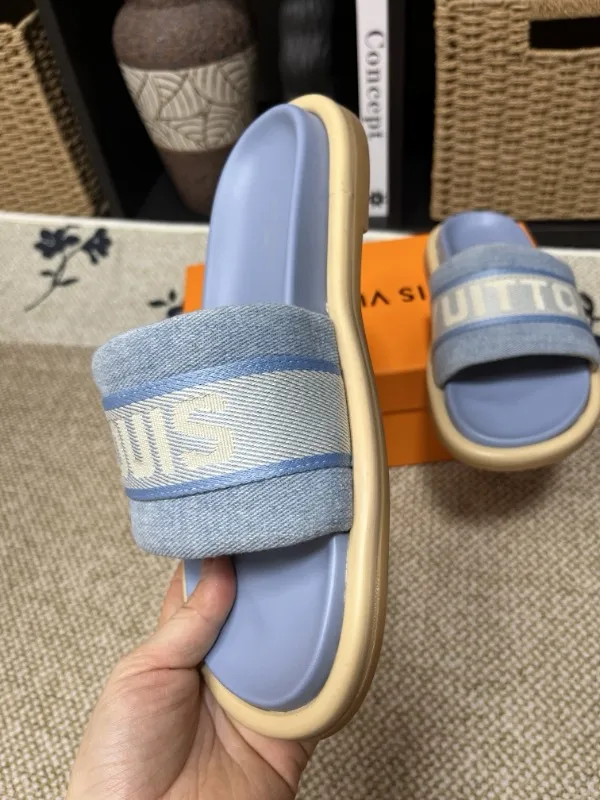 P320💰[New model] Long-term availability, 2025 new model, couple model [LOUlS VUlTTON] comes with drawer box, bag, card, invoice "Louis Vuitton ~ unique modern sandals. 》LV counter purchasing 🏃Men's and women's casual slippers, sold at the same time at the counter, the original old flower material upper is soft and comfortable, (refuses to discolor and rub the feet) sole: original factory special combination original sole, code number: 35--46 4 multiple colors 🉑️ to choose from